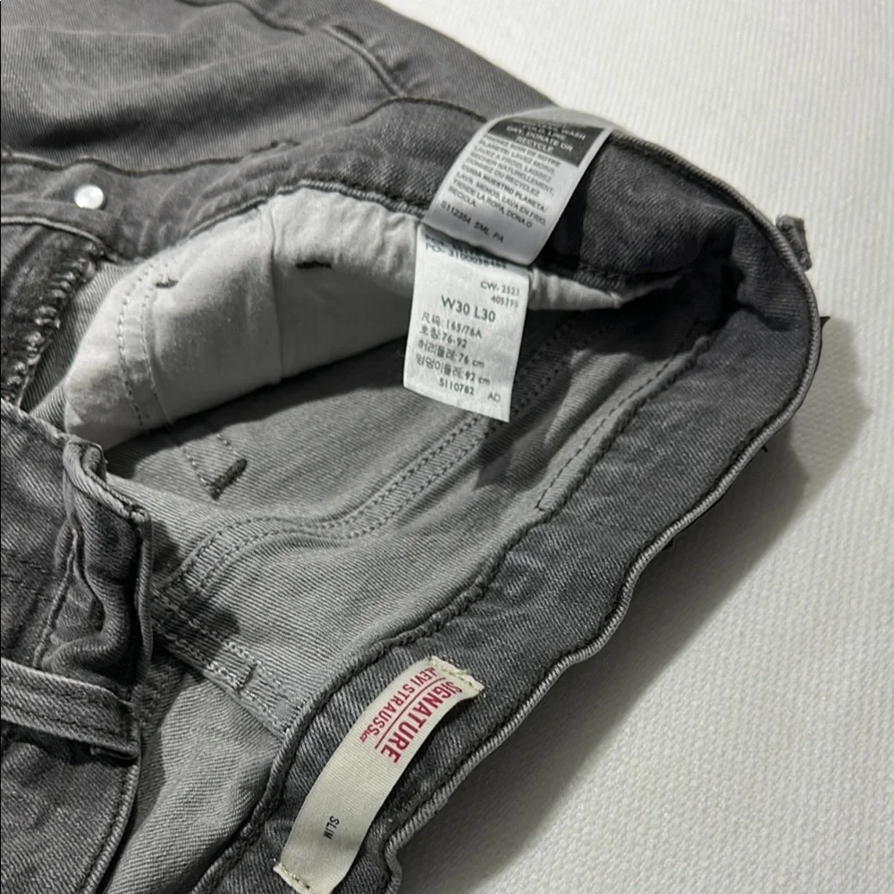 Signature by Levi Strauss Gray‎ Slim Jeans Modern Distressed Look